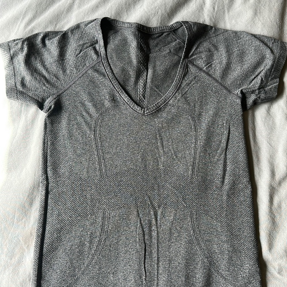 lululemon | run swiftly short sleeve v neck | size 6